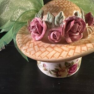 Royal Albert Old country roses had shaped hinged trinket box